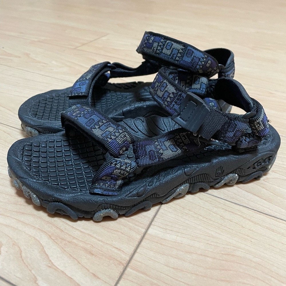Teva Valkyrie Vintage 90’s Blue Aztec Print Straps Women Sandals.